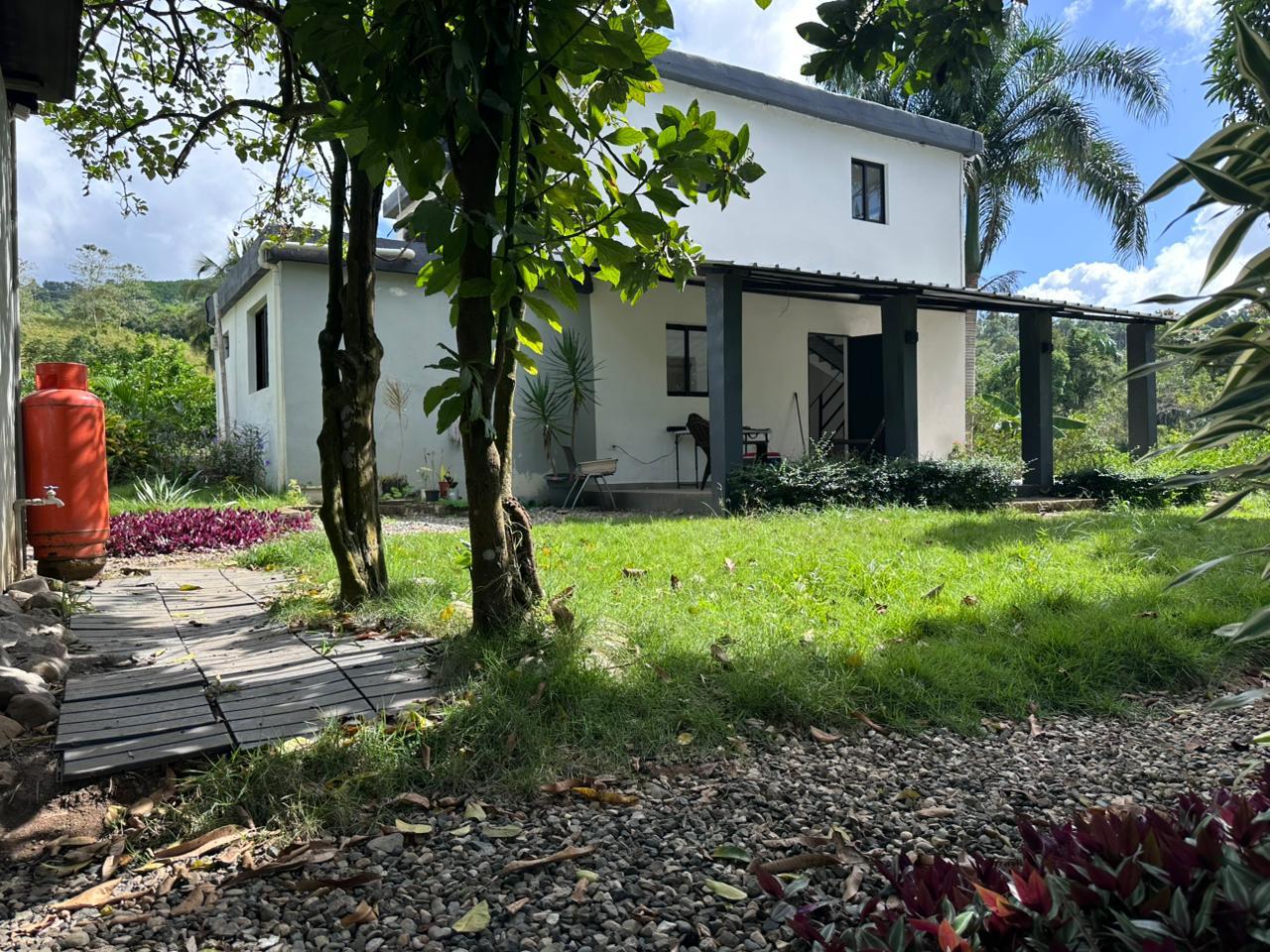Casa con terraza y jardín verde en Refugio Los Limones